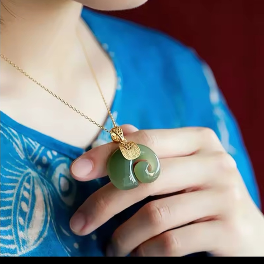 Elegant Green and Gold Pendant Necklace